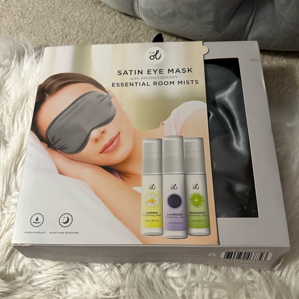 NWT Vie Oli Satin Silver Grey eye mask w/ aromatherapy mists Gift Set New in Box